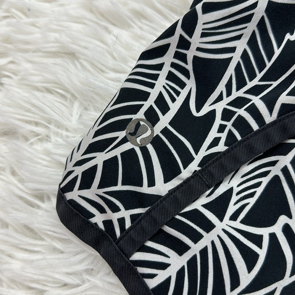 Lululemon Run Times Short *4-way stretch Pretty Palm Black Angel Wing / Black - Picture 5 of 6
